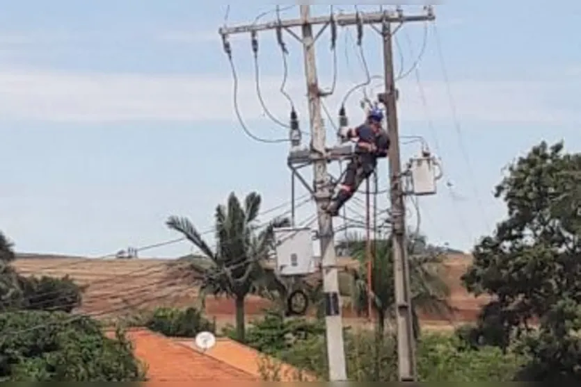  Técnicos da Copel trabalham desde o final de semana para restabelecer a energia na região 