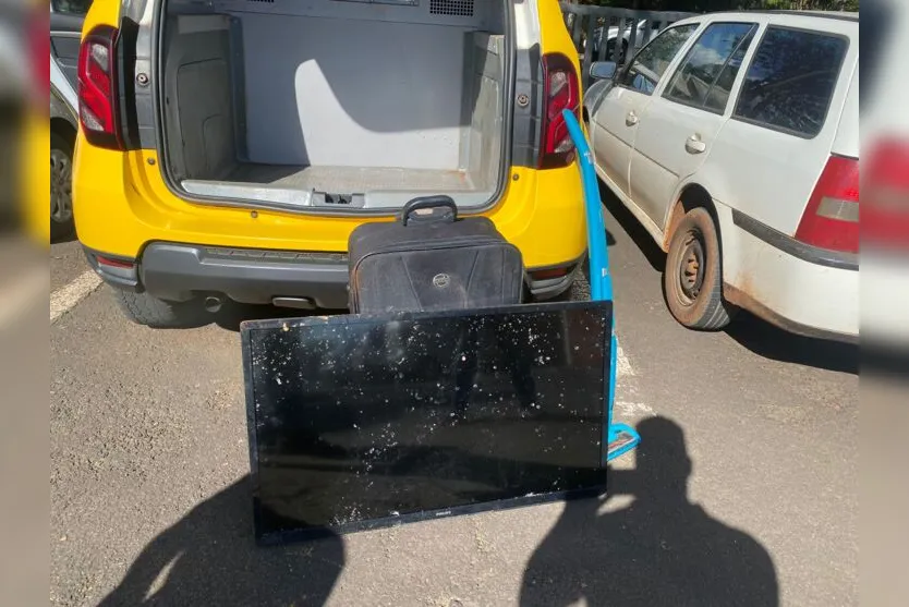  Televisão e mala preta foram recuperados pela Polícia Militar 