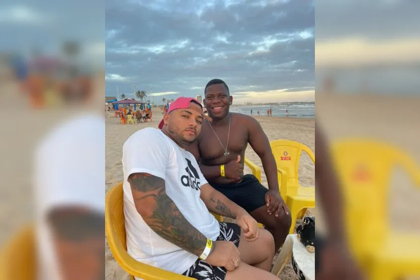  Tudo começou quando o mesmo chamou o seu amigo e o entregou uma carta. 