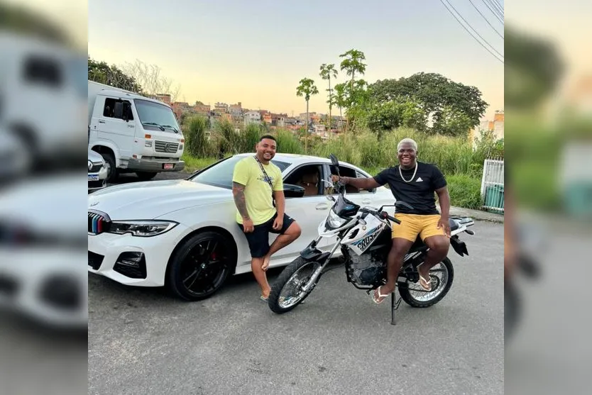  Tudo começou quando o mesmo chamou o seu amigo e o entregou uma carta. 