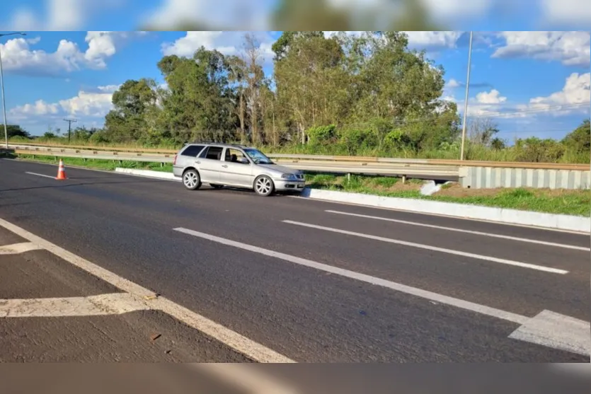  Um bombeiro da unidade de Arapongas sinalizou o trânsito 