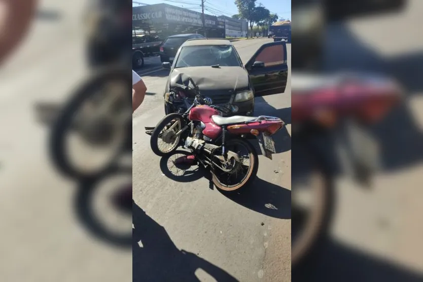  Um homem de 33 anos ficou ferido após bater a moto que conduzia em um carro 