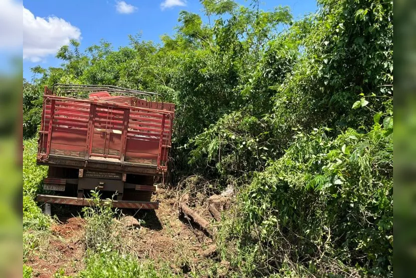  Uma pá carregadeira da Prefeitura Municipal foi acionada para auxiliar na remoção do veículo 