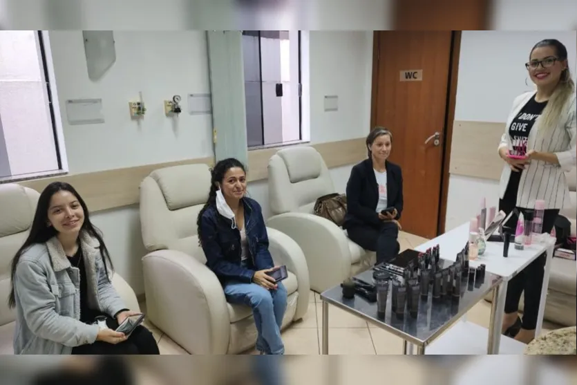 Unidade de Tratamento do Câncer promove 'Dia Rosa', em Apucarana