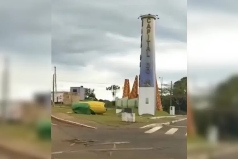  Vento derrubou monumento do milho do em Mauá da Serra 