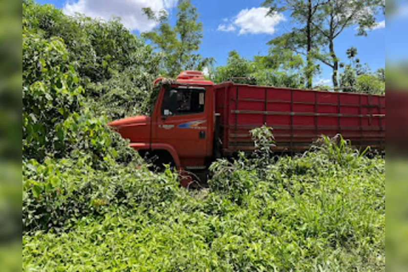  a Mercedes Benz 1620 Truck seguia sentido a São João do Ivaí 