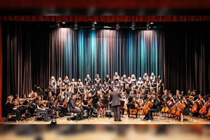  A Orquestra Sinfônica e Coro Municipal de Apucarana, composta por cerca de 100 integrantes, fez sua estreia na noite de sábado 