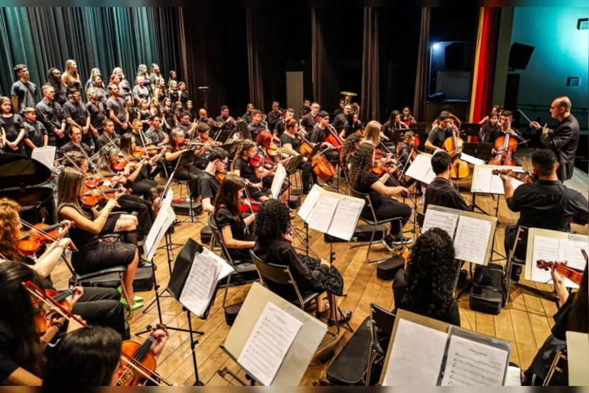  A Orquestra Sinfônica e Coro Municipal de Apucarana, composta por cerca de 100 integrantes, fez sua estreia na noite de sábado 