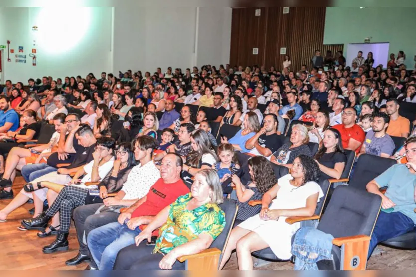  A Orquestra Sinfônica e Coro Municipal de Apucarana, composta por cerca de 100 integrantes, fez sua estreia na noite de sábado 