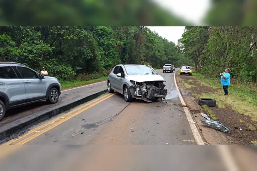  A batida foi entre um carro e uma carreta na rodovia PR-272, próximo a Madeireira Rouxinol 