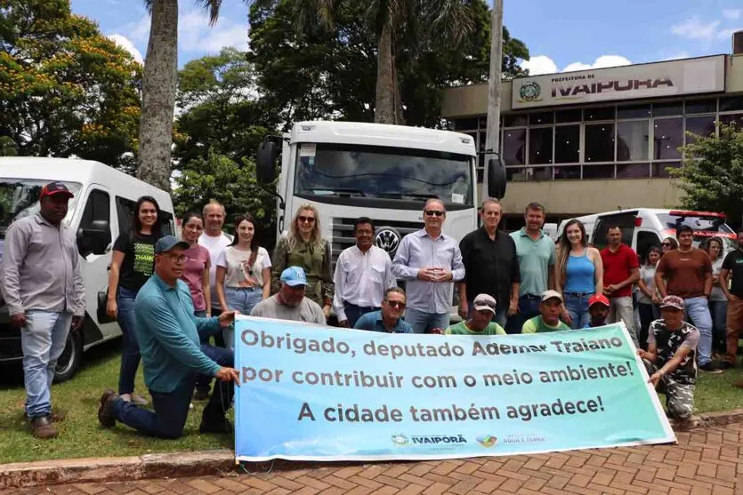 À equipe do Departamento de Meio Ambiente recebeu  um caminhão compactador coletor no valor de R$532.000,00 