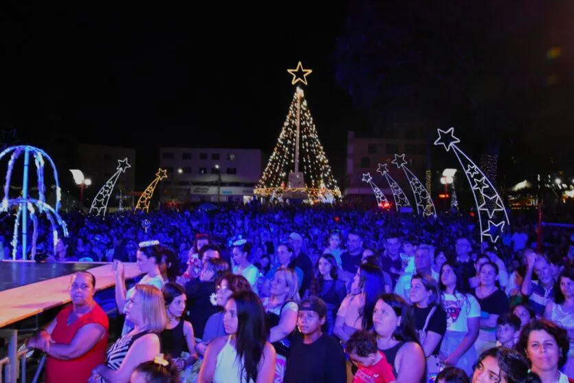 Abertura: Natal Luz 2022 de Jandaia do Sul encanta milhares de pessoas