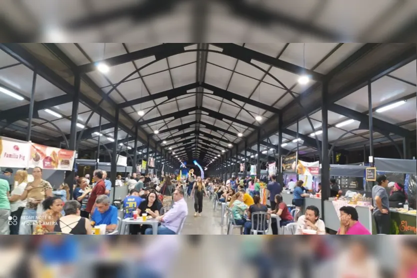  Além de diversas opções de comidas e bebidas, a feira também conta com artesanato 