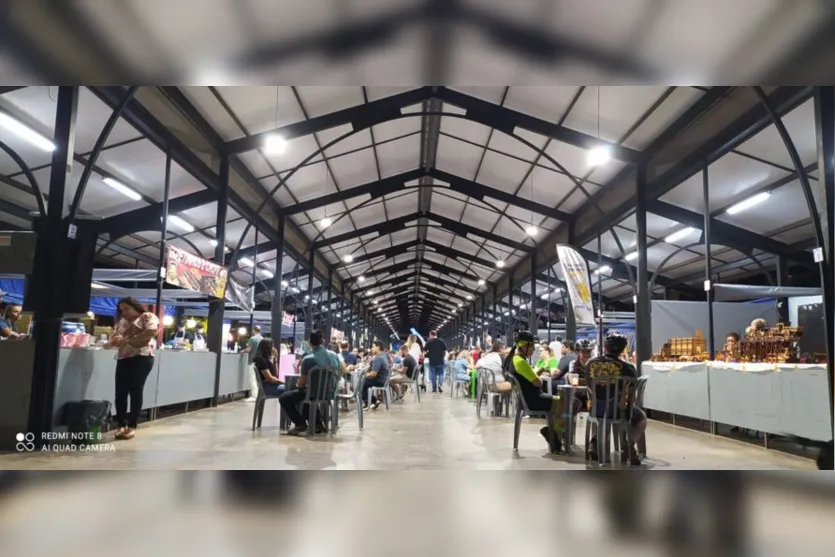  Além de diversas opções de comidas e bebidas, a feira também conta com artesanato 