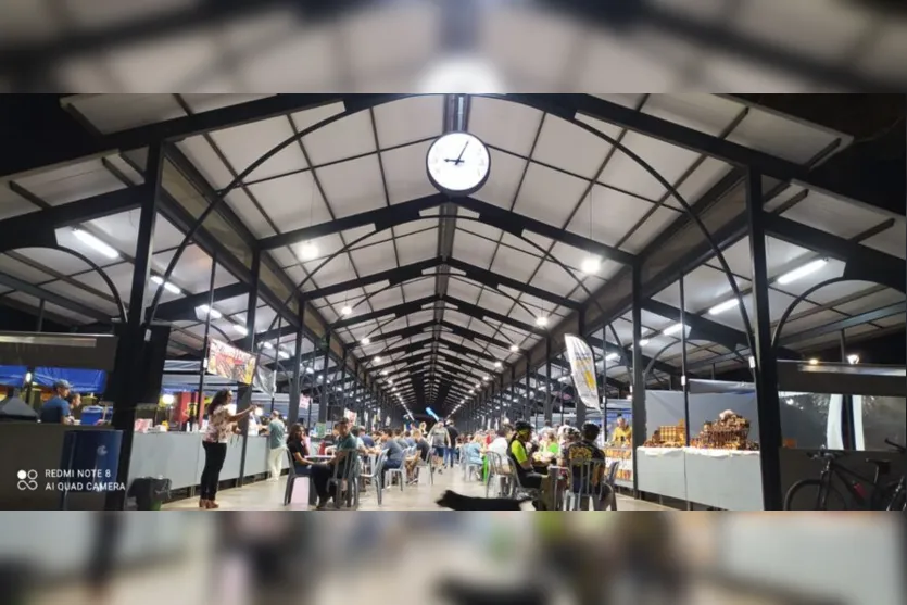  Além de diversas opções de comidas e bebidas, a feira também conta com artesanato 