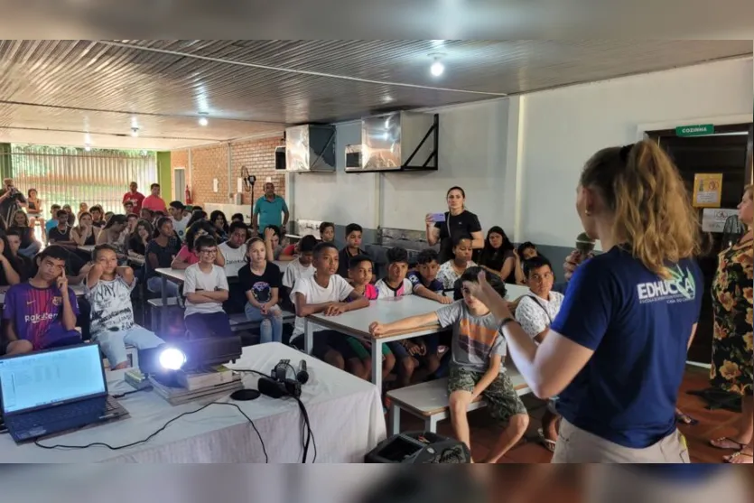 Alunos da Edhucca participam de tarde de autógrafos nesta quinta (08)