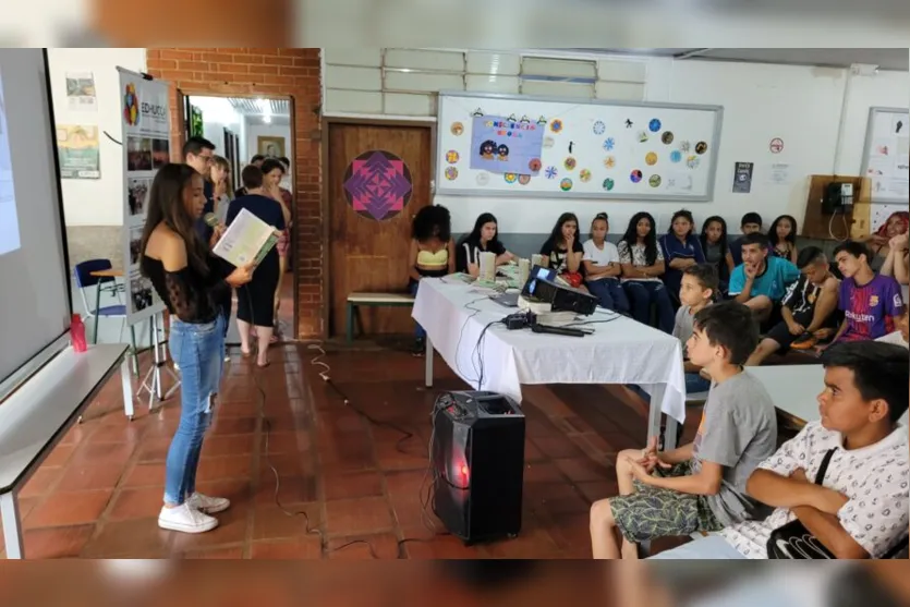 Alunos da Edhucca participam de tarde de autógrafos nesta quinta (08)