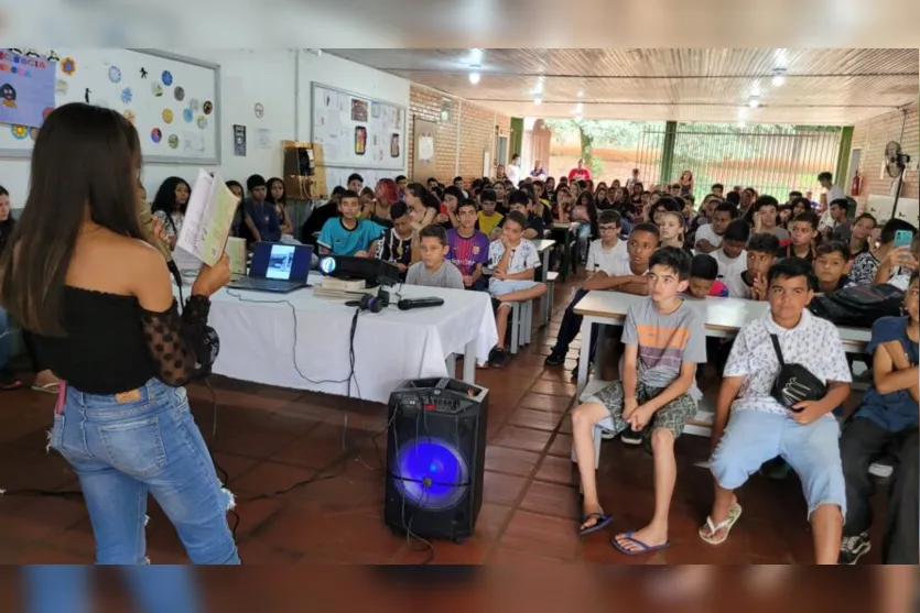 Alunos da Edhucca participam de tarde de autógrafos nesta quinta (08)
