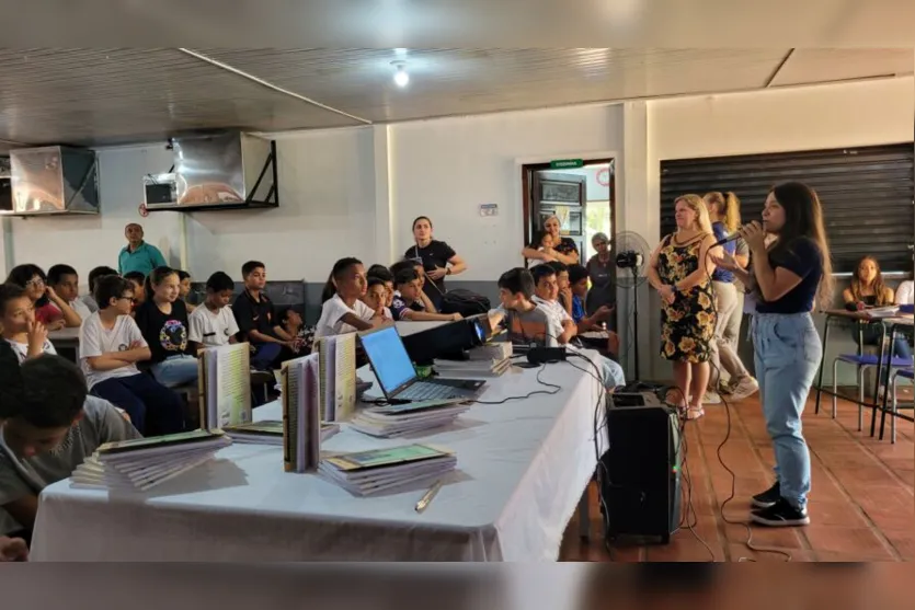 Alunos da Edhucca participam de tarde de autógrafos nesta quinta (08)