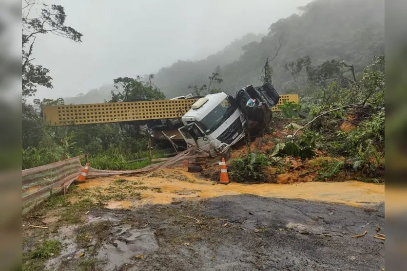  Ao menos quinze carros e seis caminhões foram arrastados pela lama 