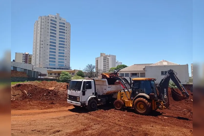  Ao mesmo tempo, uma segunda etapa se iniciou, nesta quinta-feira (17), com uma terraplenagem inicial 