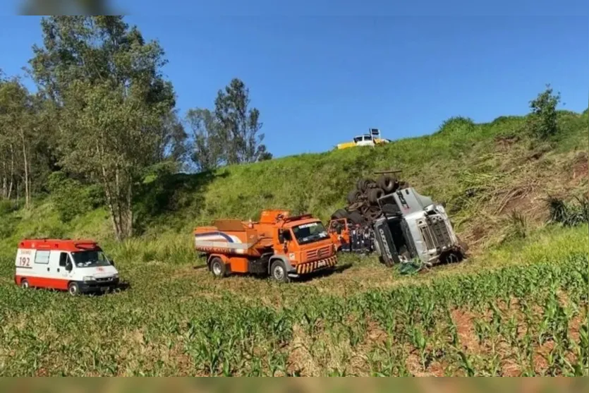  Após a batida, o carro que transportava a família, e o caminhão foram jogados em uma ribanceira, o automóvel ficou embaixo do caminhão 