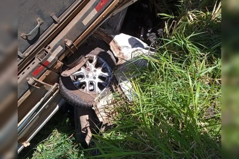  Após a batida, o carro que transportava a família, e o caminhão foram jogados em uma ribanceira, o automóvel ficou embaixo do caminhão 