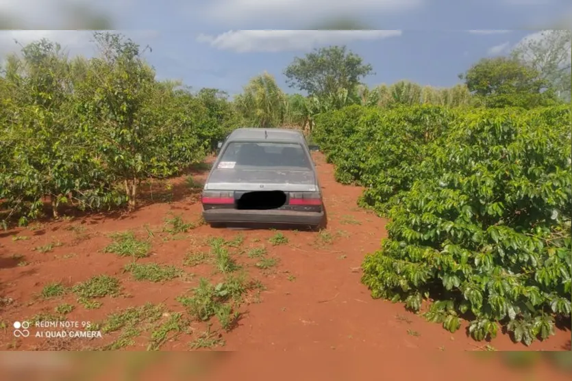  Após ser furtado em Mandaguari, um VW Voyage foi localizado na tarde desta terça-feira (29), em uma plantação de café em Cambira 