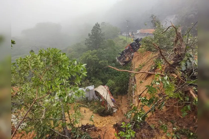  As barreiras da BR-277 cederam no quilômetro 41 e bloquearam a via que dá sentido ao Litoral paranaense 