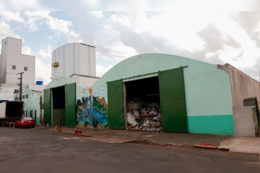  Bazar solidário, com roupas e calçados, para homens e mulheres, tem objetivo de ajudar a comunidade e também, arrecadar fundos para a cooperativa 