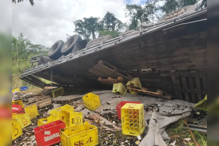 Caminhão carregado com cerveja tomba e carga é saqueada no PR