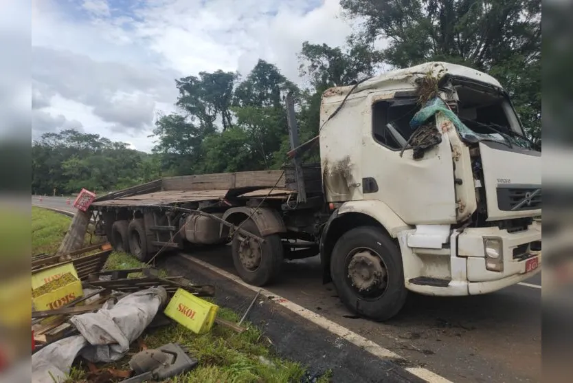 Caminhão carregado com cerveja tomba e carga é saqueada no PR