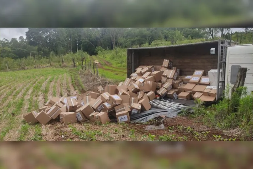  Caminhão tombou na região do São Domingos nesta manhã 