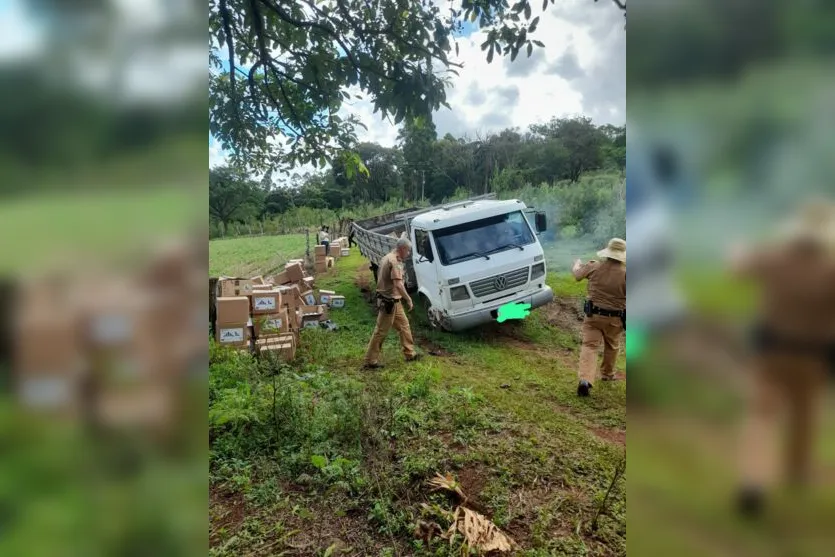  Caminhão tombou na região do São Domingos nesta manhã 