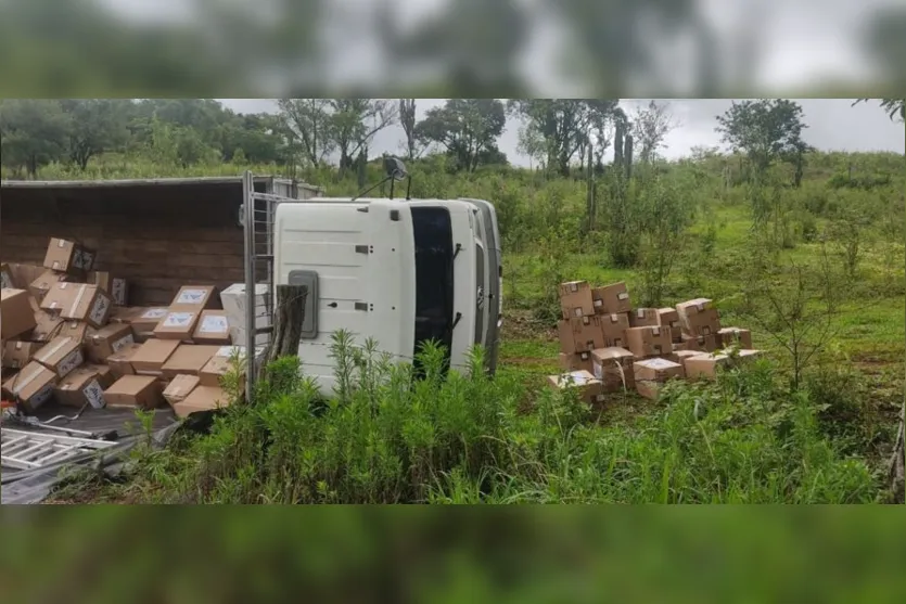  Caminhão tombou na região do São Domingos nesta manhã 