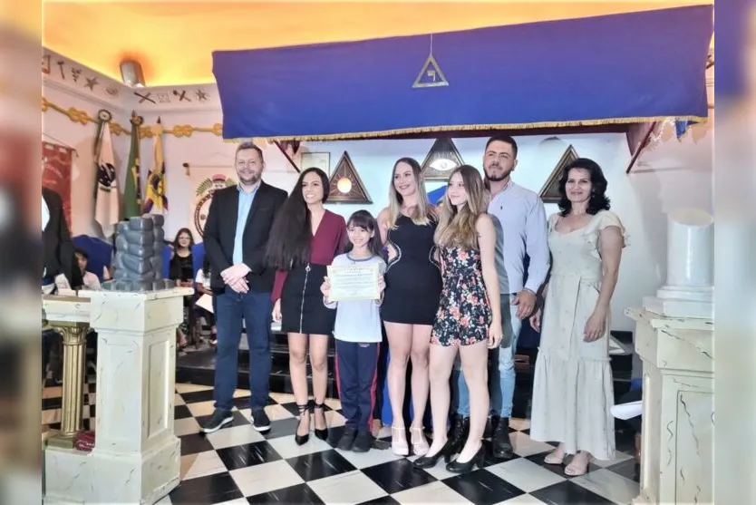  Cinco alunos da Escola Municipal Juiz Luiz Fernando de Araújo Pereira foram condecorados 