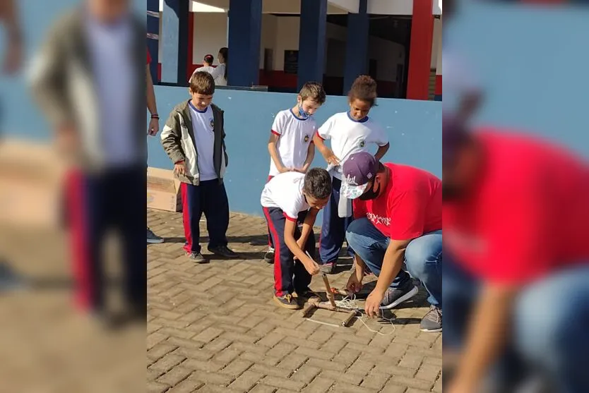 'Clubinho de Ciências' incentiva alunos de escola municipal; conheça