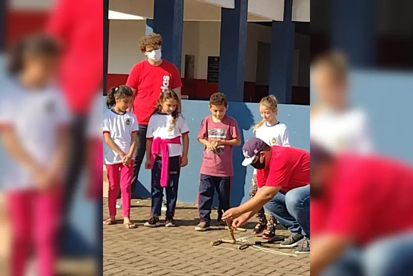 'Clubinho de Ciências' incentiva alunos de escola municipal; conheça