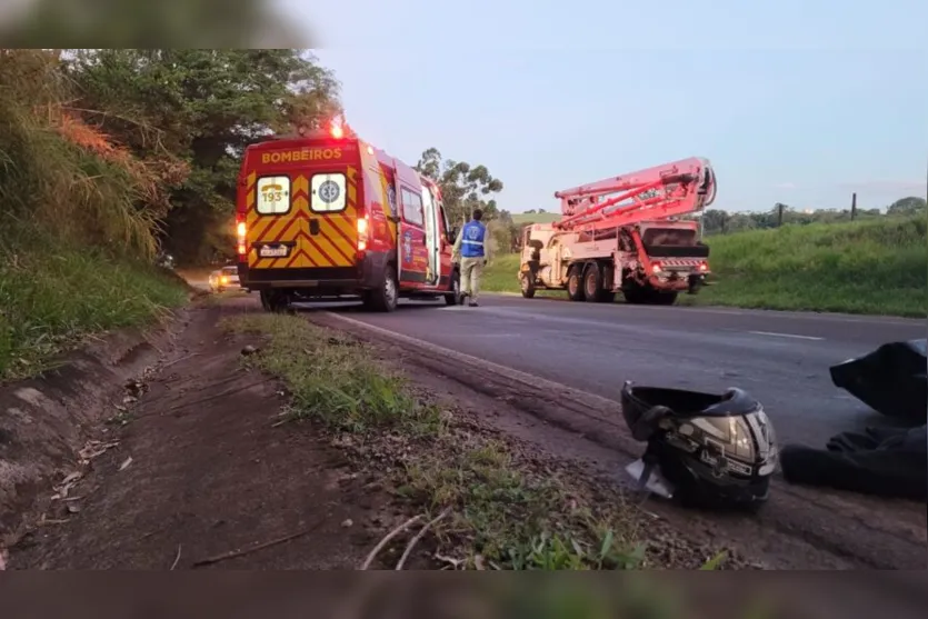 Colisão entre moto e caminhão causa uma morte em Apucarana; assista