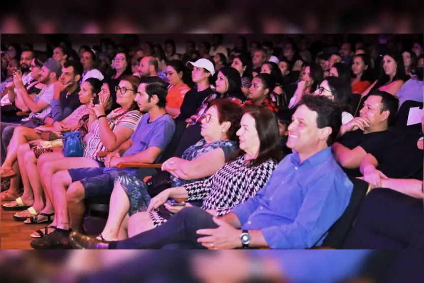Crianças encantam público com apresentação no Cine Teatro; assista
