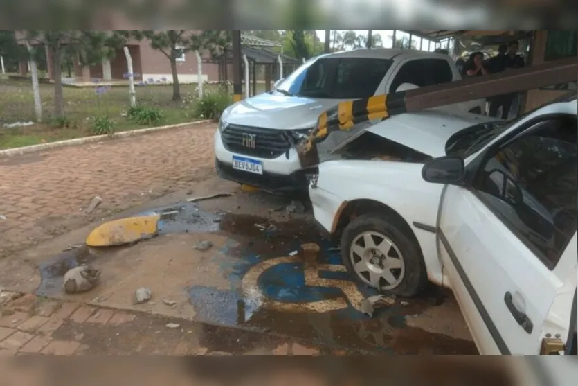  Criminosos bateram carro durante fuga em Mauá da Serra 