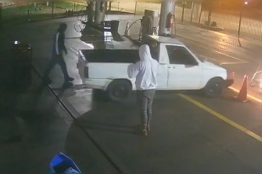  De ré, o motorista invade o comércio, os parceiros correm e furtam mercadorias 