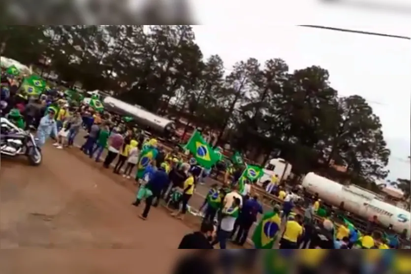  Desde o dia 31/10, protestos são realizados em frente ao Exército. 