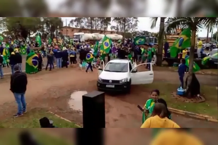  Desde o dia 31/10, protestos são realizados em frente ao Exército. 