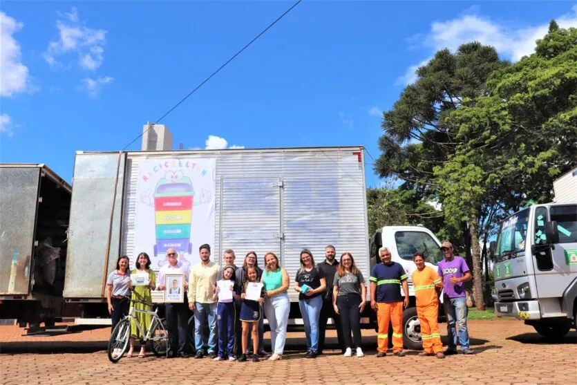 Desenhos de alunos premiados estampam caminhões da Coleta Seletiva