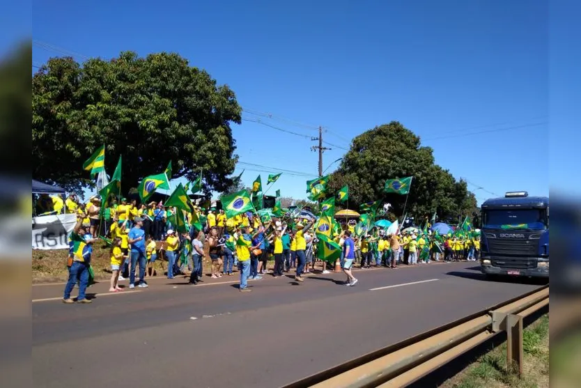  Em Apucarana, muitas pessoas estão reunidas às margens da BR-376, em frente ao 30° Batalhão de Infantaria Mecanizado (30 Bimec). 