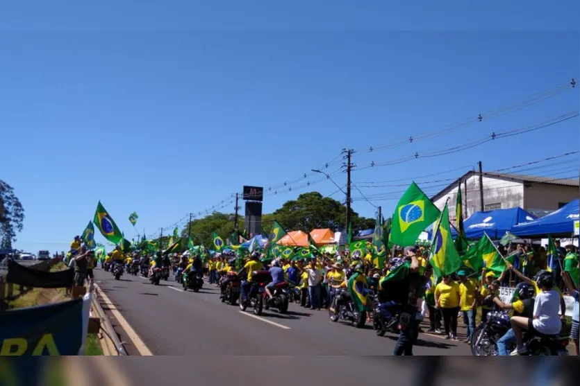  Em Apucarana, muitas pessoas estão reunidas às margens da BR-376, em frente ao 30° Batalhão de Infantaria Mecanizado (30 Bimec). 