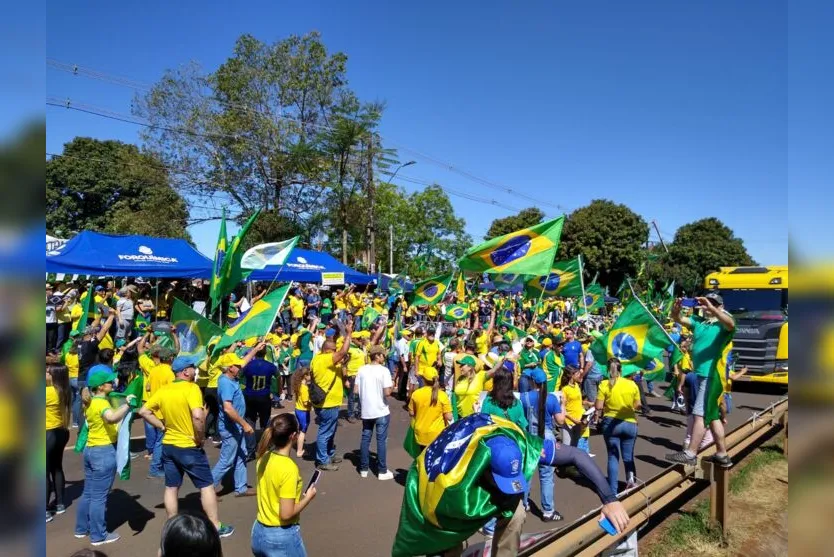  Em Apucarana, muitas pessoas estão reunidas às margens da BR-376, em frente ao 30° Batalhão de Infantaria Mecanizado (30 Bimec). 