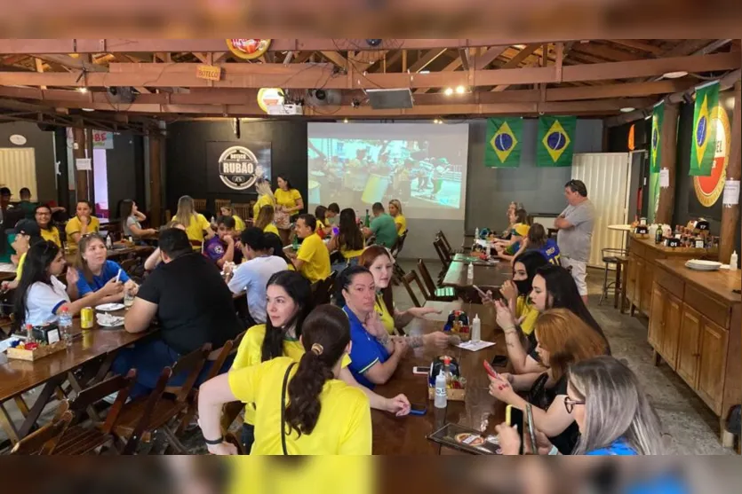  Em Apucarana, os moradores da cidade já estão reunidos e com a expectativa de vitória do time do Brasil 