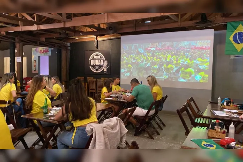  Em Apucarana, os moradores da cidade já estão reunidos e com a expectativa de vitória do time do Brasil 